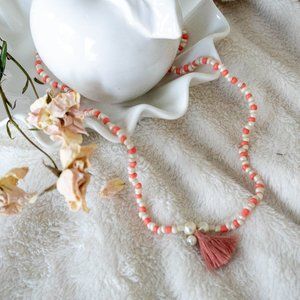 🎉 Coral / White beaded necklace